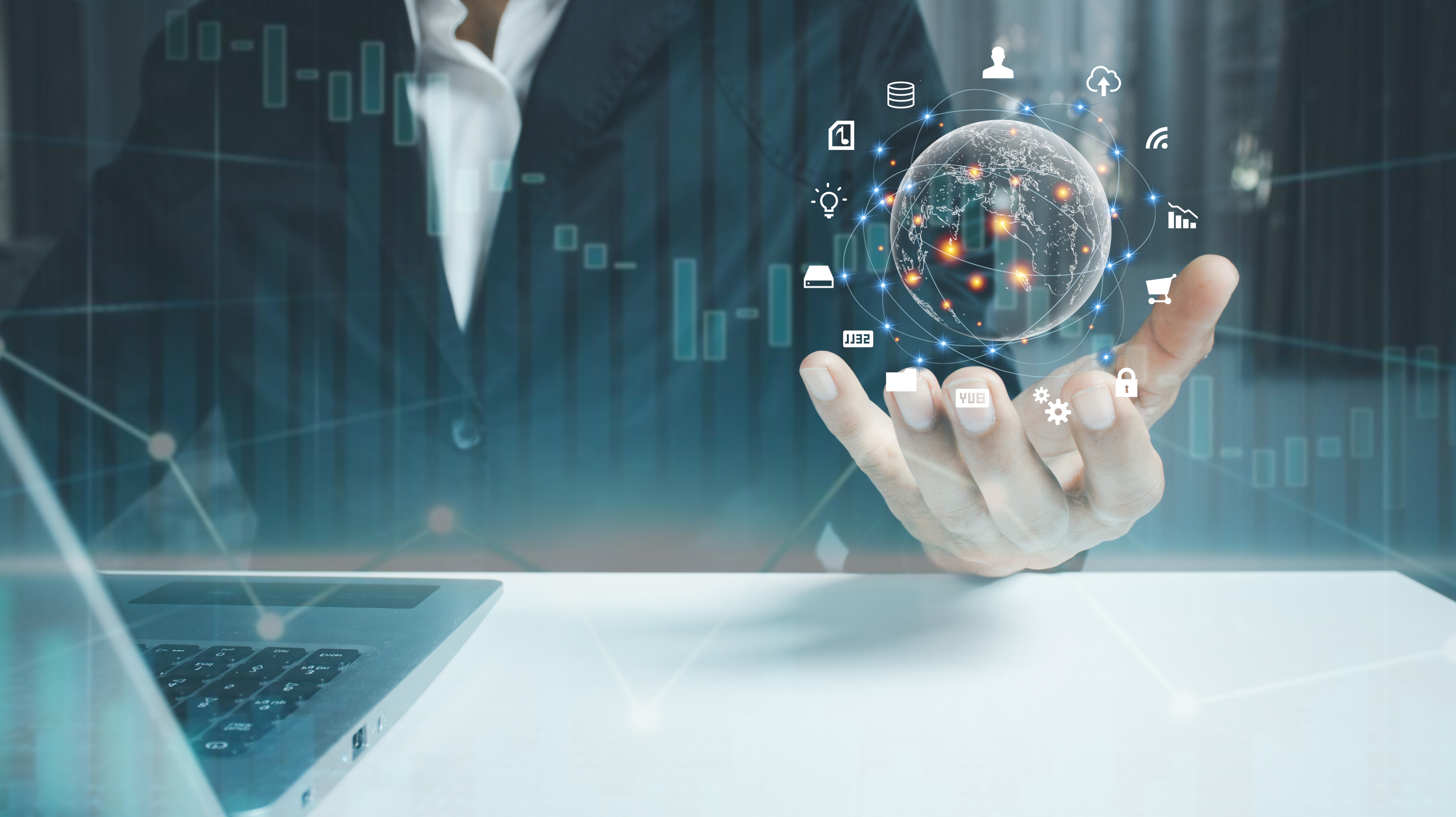 Un operatore utilizza connessione internet e servizi digitali